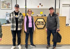 Mesimestarit Oy:n yrittäjät Konsta Nuutero, Katariina Nuutero ja Juha Nuutero.