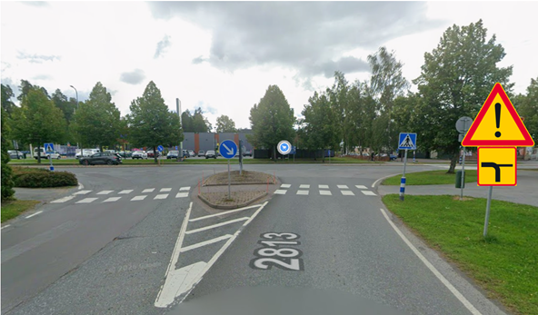 Esimerkkikuva tilapäisestä väistämisvelvollisuuden muutoksesta Humppilantiellä saavuttaessa Keskuskadun liittymään.