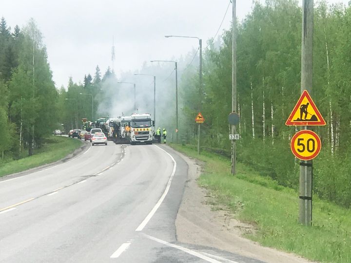 päällystystä tiellä.