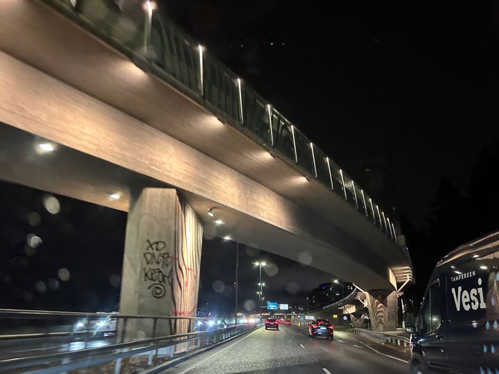 Liikennettä ilta-aikaan Paasikiventiellä Tampereella.