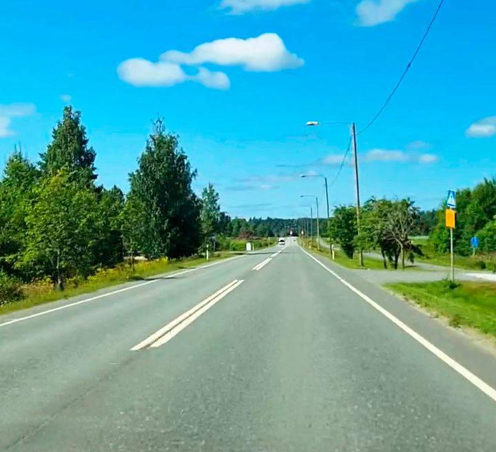 Kangasalla Sahalahdentiella (maantie 325) uusitaan maantierumpu.
