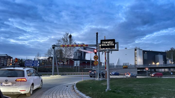 tampereen rantatunnelin näyttötaulu, jossa lukee tunneli suljettu.