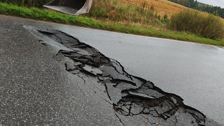 sortunut asfalttitie Valkeakoskella.