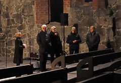 Hankkeen projektiryhmä esittäytyi tiedotustilaisuudessa (vasemmalta oikealle): arkkitehti ja hankkeen pääsuunnittelija Carita Lindholm (Arkkitehtitoimisto Lindholm Oy), rakennesuunnittelija Seppo Kortelahti, Pälkäneen Rauniokirkon suojeluyhdistys ry:n perustajajäsen ja Pälkäne Lions Clubin aktiivi Risto Lindholm, Pälkäneen seurakunnan edustaja ja Pälkäne Lions Clubin aktiivi Juhani Järvinen sekä Jouko Saarikko, Luopioisten Säästöpankkisäätiön edustaja.