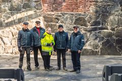Lions Club Pälkäneen talkoolaisia: Matti Aaltonen, Risto Lindholm, Matti Vaittinen ja Yrjö Tanila. Keskellä arkkitehti ja pääsuunnittelija Carita Lindholm.