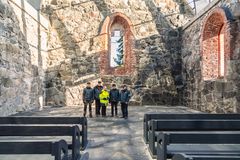 Lions Club Pälkäne teki työmaalla oli 2000 tuntia vapaaehtoistyötä. Kuvassa Matti Aaltonen, Risto Lindholm, Matti Vaittinen ja Yrjö Tanila. Arkkitehti Carita Lindholm (keskellä) on vastannut kohteen arkkitehtuurin suunnittelusta ja työmaan vedosta.