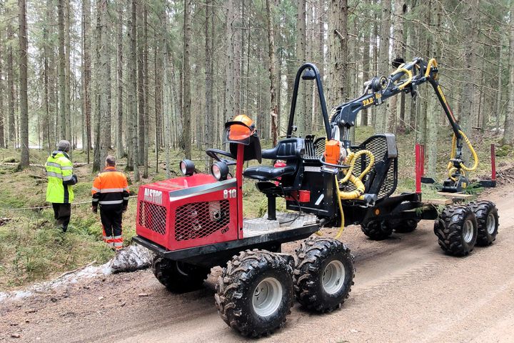 Kuva%20ajokoneesta%20ja%20mets%E4st%E4%2C%20jossa%20ihmisi%E4.