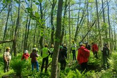 Kuva ryhmästä ihmisiä tutustumassa hoitokohteeseen.