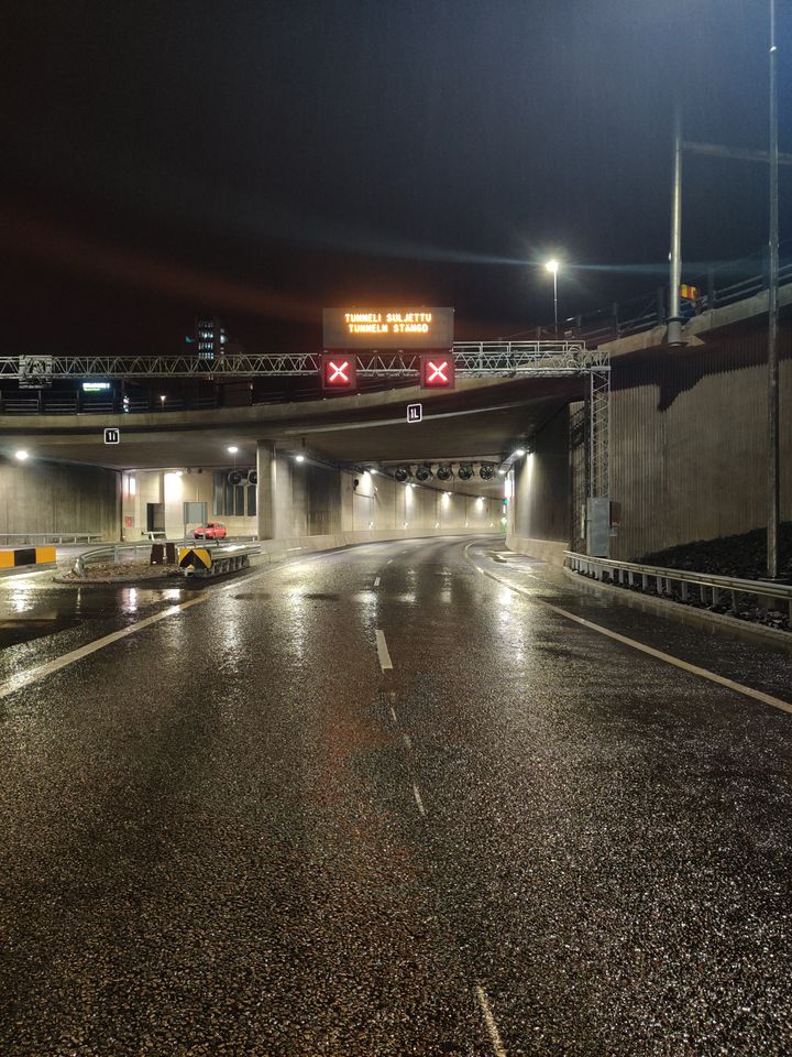 Kuva Keilaniemen tunnelin suljetusta sisäänkäynnistä sateessa, vuosi 2020.