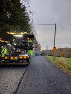 Päällystystyökone ja työmiehiä Massbyntiellä, Sipoo.