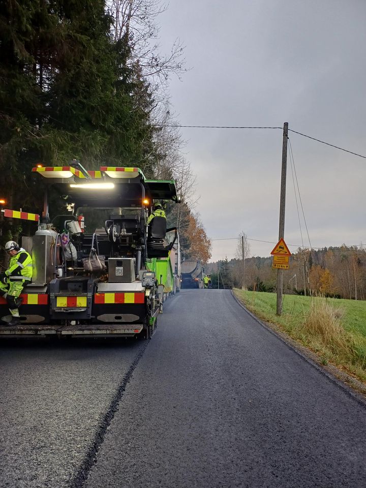 Päällystystyökone ja työmiehiä Massbyntiellä, Sipoo.
