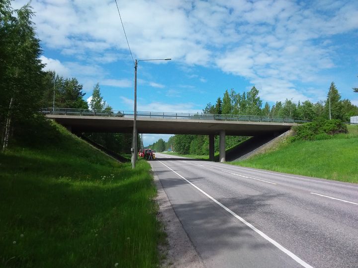 Maantiesilta vehreässä ympäristössä kesäpäivänä.