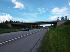 Moottoritien ylittävä silta kirkkaana päivänä.