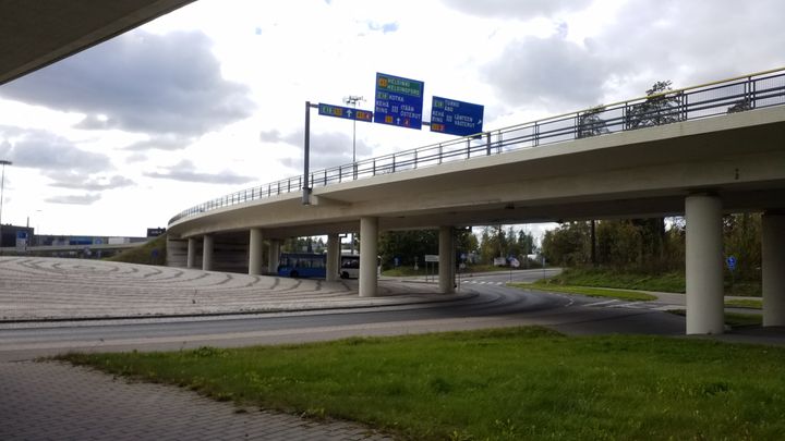 Moottoritien%20ylikulkeva%20silta%2C%20jossa%20n%E4kyy%20kaistakylttej%E4.