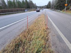 Tie, jossa autoja liikkuu risteyssillan kohdalla, ympärillä metsää.