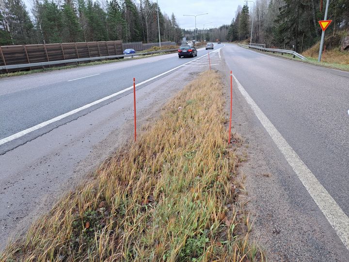 Tie, jossa autoja liikkuu risteyssillan kohdalla, ympärillä metsää.