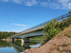 Silta vesistön yli.