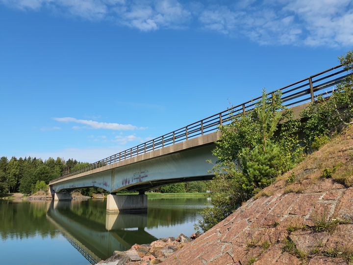 Silta vesistön yli.