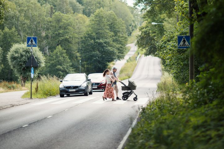 Jalankulkijat%20ylitt%E4v%E4t%20suojatiet%E4%20maantiell%E4%20lastenvaunujen%20kanssa%2C%20ja%20autot%20ovat%20pys%E4htyneet%20suojatien%20eteen.