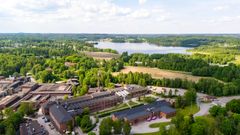Ilmakuvassa Högforsin ruukin tehdasaluetta Karkkilassa, Länsi‑Uudellamaalla