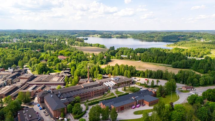 Ilmakuvassa Högforsin ruukin tehdasaluetta Karkkilassa, Länsi‑Uudellamaalla