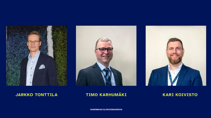 Kolmen miehen muotokuvia tummansinisellä taustalla, jokaisella nimi alapuolella.