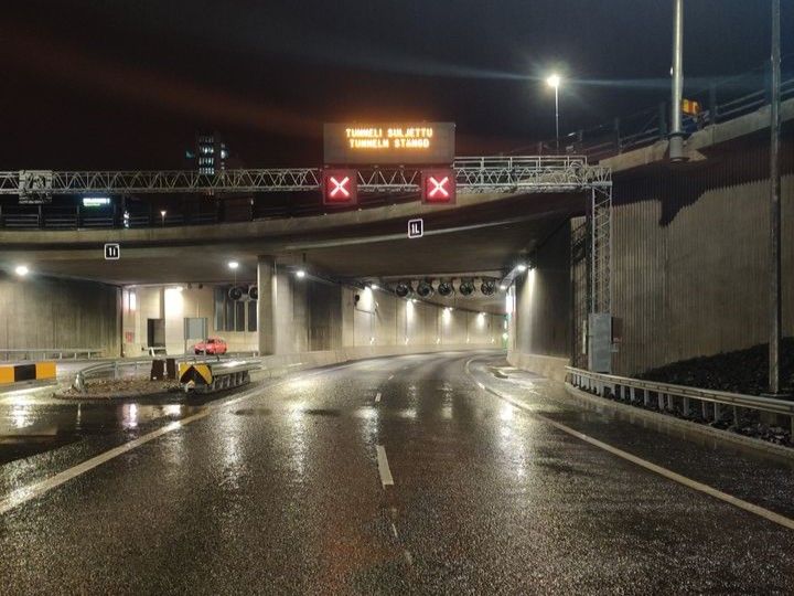 Kuva Keilaniemen tunnelin suljetusta sisäänkäynnistä sateessa, vuosi 2020.