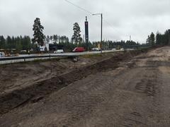 Tietyömaa metsäisellä alueella.