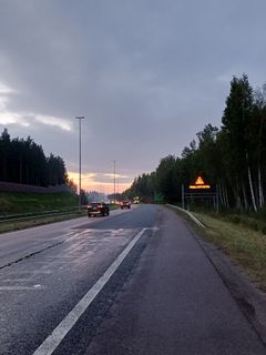 Valtatie 1 Veikkolassa päällystystöiden aikana, liikennettä iltahämärässä.