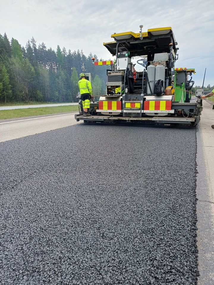 Asfalttikone levittää uutta päällystettä valtatie 4:llä Heinolassa.
