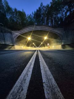 Hiidenkallion tunnelin suuaukko iltahämärässä.
