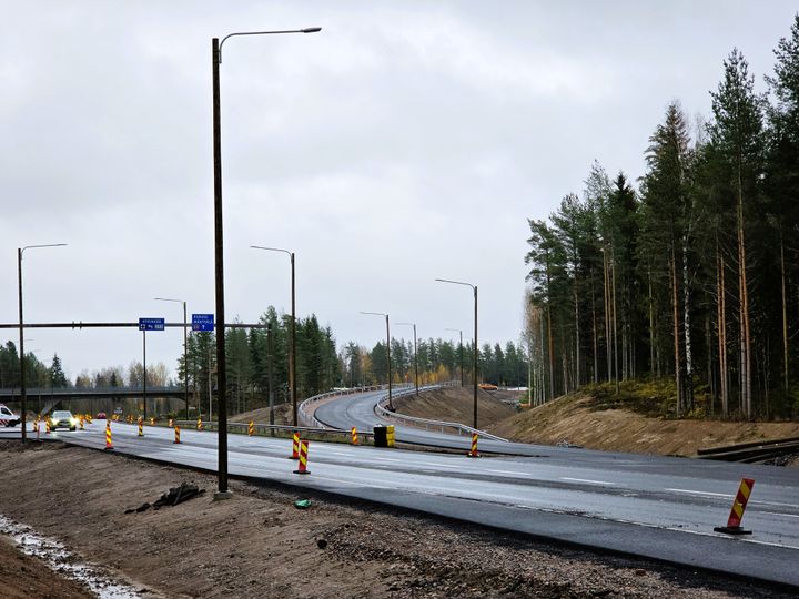 Uusi tieosuus ja muuttuvat liikennejärjestelyt Hyvinkäällä.
