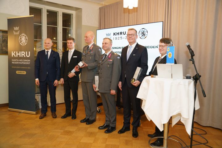 Kanta-Helsingin Reserviupseerien 100-vuotisjuhlakokouksessa keskiviikkona 3.12.2025 pidettiin vaikuttavia puheita. Vasemmalta yhdistyksen puheenjohtaja Pekka Suominen, historioitsija Oula Silvennoinen, pääesikunnasta eversti Marko Hirsimäki, RUK:n johtaja, eversti Niko Hölttä, RUL:n 1. varapuheenjohtaja Tuomas Kuusivaara sekä KHRU:n 1. varapuheenjohtaja Henri Borodavkin. Kuva: Tommi Selander, KHRU