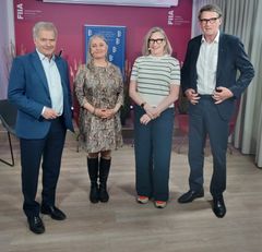 Valokuvassa vas. Presidentti Sauli Niinistö, vanhempi tutkija Iro Särkkä, toimittaja Katja Ståhl, valtioneuvos Matti Vanhanen Kuva: Katariina Enäjärvi-Miinin/Paasikivi-Seura