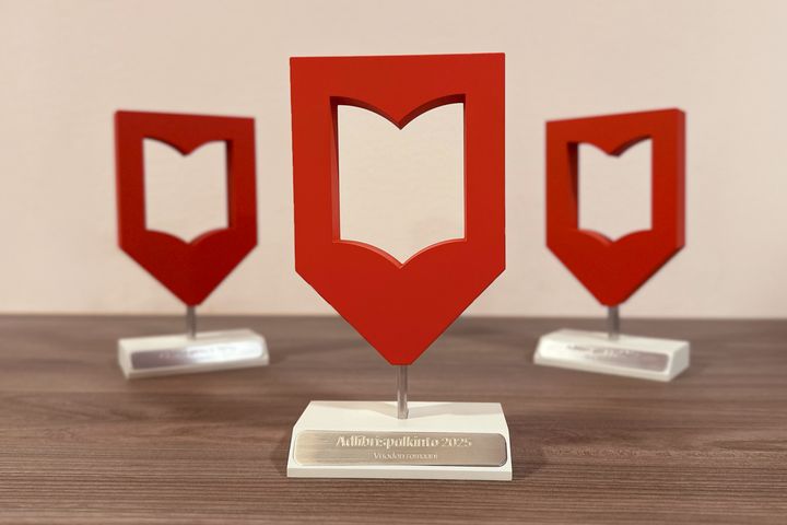 Adlibris-palkinnon 2025 äänestys on päättynyt ja voittajat julkistettiin 12.2. Tänä vuonna voittajia on seitsemän, ja äänestys keräsi ennätykselliset yli 60 000 ääntä.