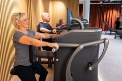 Henkilö tekee vetoliikettä EGYM-laitteella.