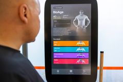 Henkilö katsoo BioAge-mittaustuloksia EGYM-laitteen näytöltä.