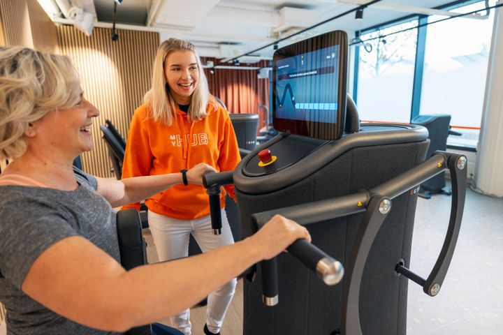 Henkilö harjoittelee lihaskuntoa EGYM-laitteella MyHubilla.