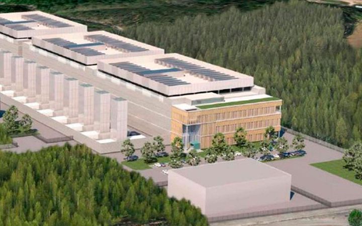 Havainnekuva suuresta datakeskuksesta luonnon keskellä.