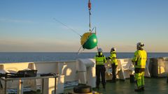 Laivan kannella henkilöt tutkimassa meriympäristön tilaa.