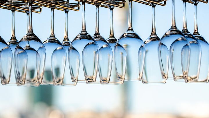 Tyhjiä viinilaseja.