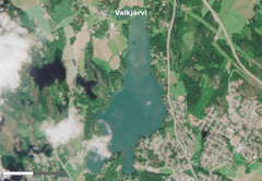 Nurmijärven Valkjärvessä havaittiin tällä viikolla runsaasti sinilevää. Kuvassa on satelliittinäkymä järvestä.