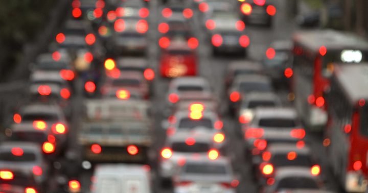 Kuva liikennejonosta, jossa monet autot pysähtyneet ruuhkassa. Punaiset jarruvalot näkyvät selvästi.