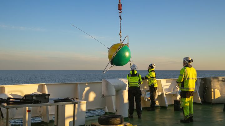 Personer på fartygets däck som undersöker tillståndet i havsmiljön.
