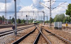 Tåg vid järnvägsspår på Kouvola station.