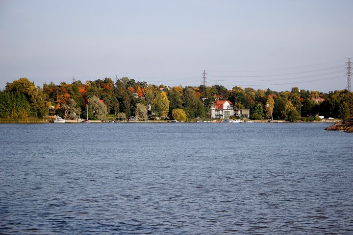 På bilden syns havet.
