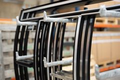 Metalliteollisuusyritysten allianssin tavoitteena on yhdistää kolmen yrityksen kokemus, erikoisosaaminen ja resurssit entistä vaativampien metallialan ja alumiinirakentamisen projektien toteuttamiseen. Kuvassa valmistumassa raitiovaunun ohjaamon seinä allianssin veturiyrityksenä toimivan TriDeckin tehtaalla Kaarinassa. TriDeckin lisäksi yhteenliittymässä ovat mukana Alvars Oy ja Trimet Oy.