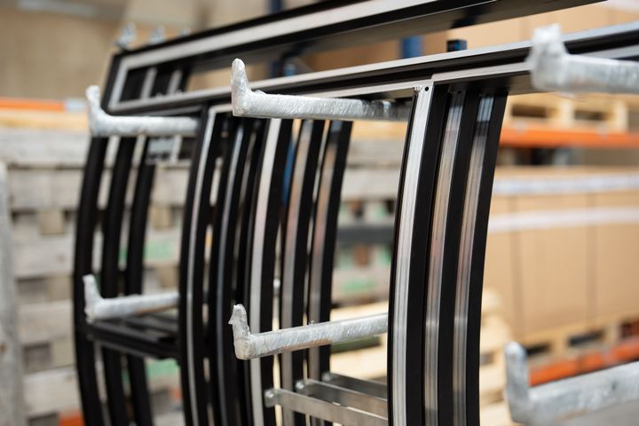 Metalliteollisuusyritysten allianssin tavoitteena on yhdistää kolmen yrityksen kokemus, erikoisosaaminen ja resurssit entistä vaativampien metallialan ja alumiinirakentamisen projektien toteuttamiseen. Kuvassa valmistumassa raitiovaunun ohjaamon seinä allianssin veturiyrityksenä toimivan TriDeckin tehtaalla Kaarinassa. TriDeckin lisäksi yhteenliittymässä ovat mukana Alvars Oy ja Trimet Oy.