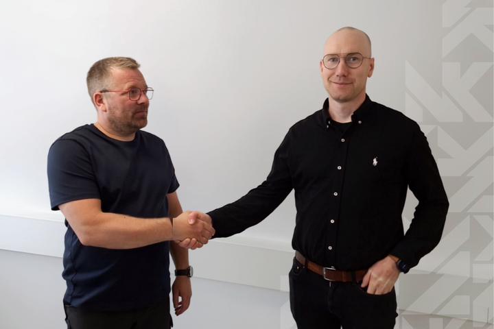 Harto Kittilä ja Ville Pekkarinen kättelivät yrityskaupan kunniaksi.
