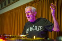 DJ Börje tanssittaa senioridiscossa.